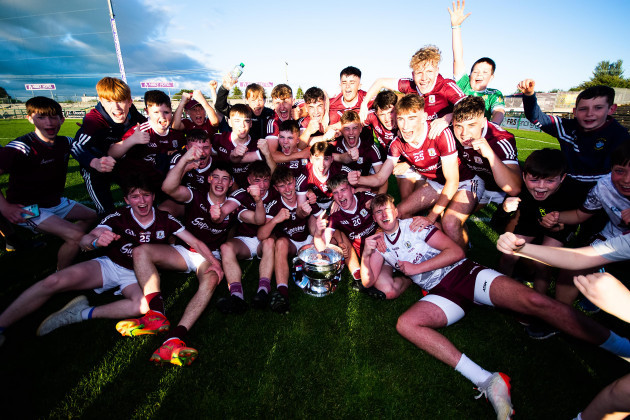 galway-celebrate-with-the-cup