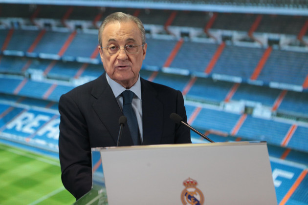 madrid-spain-10th-july-2019-madrid-spain-10072019-eder-militao-new-real-madrid-player-is-presented-by-florentino-perez-president-of-the-club-at-the-santiago-abernabeu-stadium-credit-juan-ca