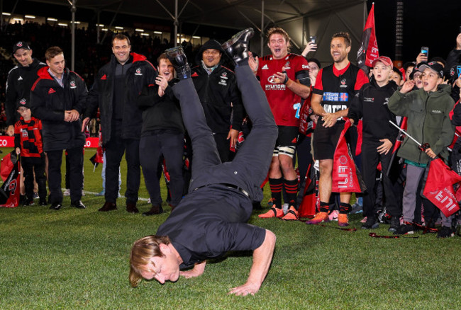 scott-robertson-celebrates-winning-the-super-rugby-aotearoa-final