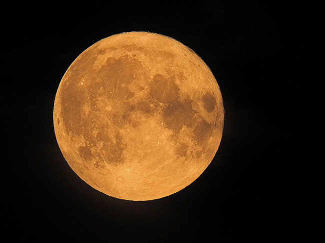 sheerness-kent-uk-14th-july-2022-uk-weather-the-full-buck-moon-supermoon-seen-above-sheerness-kent-credit-james-bellalamy-live-news