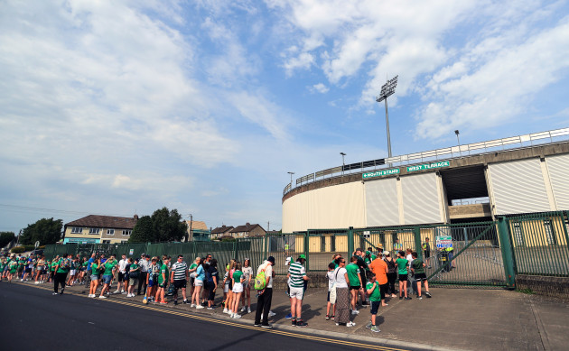 limerick-fans-queue-to-get-into-the-tus-gaelic-grounds-ahead-of-the-arrival-of-the-limerick-hurling-team