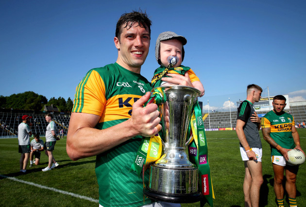 david-moran-celebrates-with-son-eli-and-the-trophy
