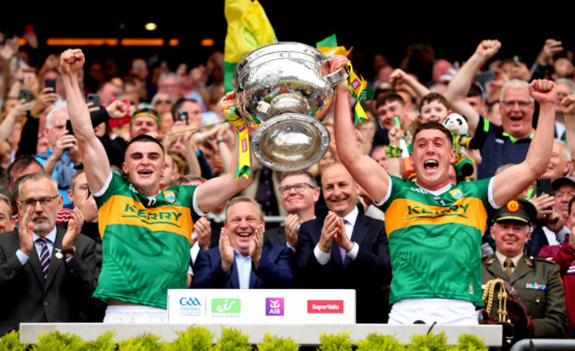 sean-oshea-and-joe-oconnor-lift-the-sam-maguire-for-kerry