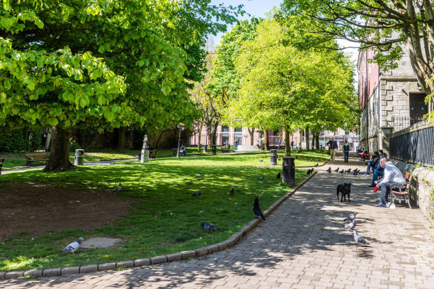 cork-ireland-4th-may-2021-cork-basked-in-sunshine-today-albeit-with-strong-winds-bishop-lucey-park-in-cork-city-centre-was-busy-with-people-enjoying-the-sunshine-credit-ag-newsalamy-live-news