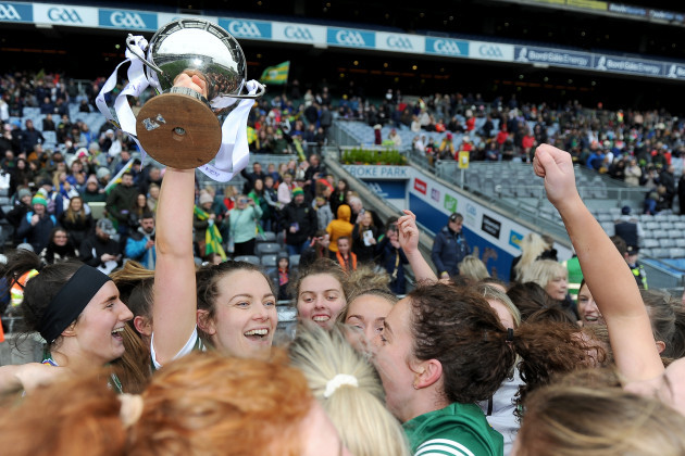 anna-galvin-and-her-team-mates-celebrate-with-the-cup