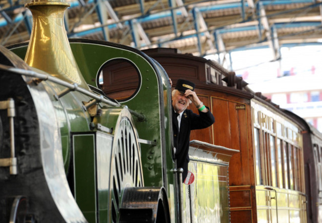 the-railway-children-theatre-production-photocall