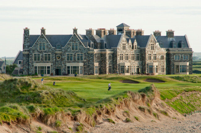 playing-the-final-hole-at-links-golf-resort-at-trump-lodge-at-doonbeg