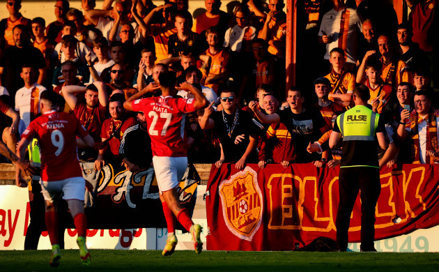 motherwell-fans-react-to-max-mata-celebrating-scoring-the-second-goal