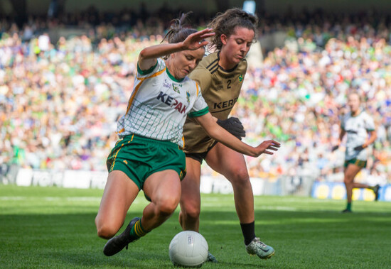 niamh-osullivan-and-julie-osullivan-challenge-for-the-ball