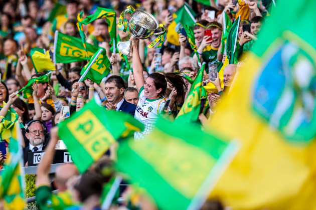 shauna-ennis-lifts-the-brendan-martin-cup-for-meath-as-all-ireland-champions