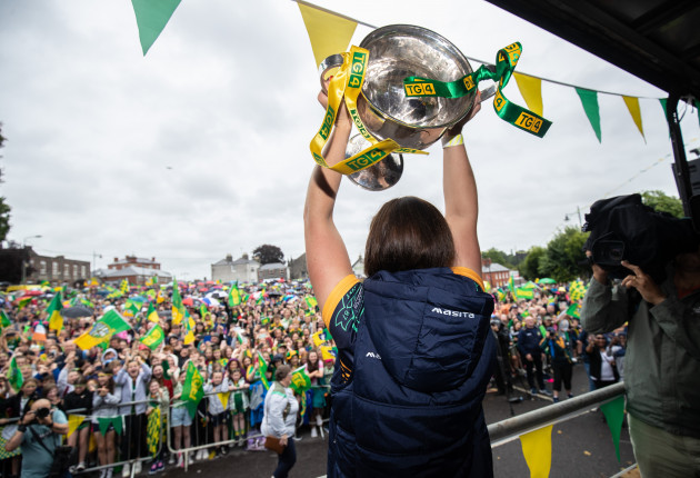 shauna-ennis-celebrates-with-the-cup