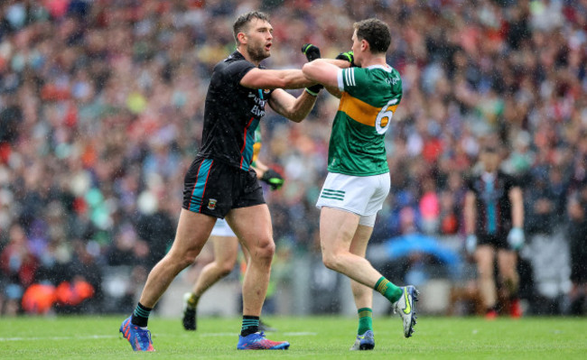 aidan-oshea-clashes-with-tadhg-morley