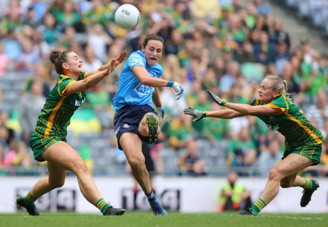 hannah-tyrrell-scores-a-point-despite-efforts-of-maire-oshaughnessy-and-megan-thynne