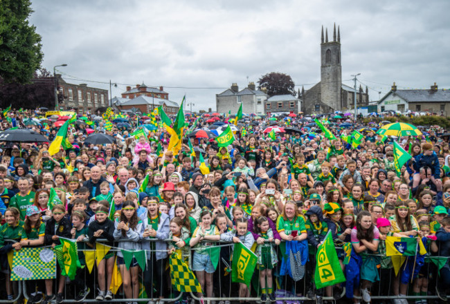a-view-of-the-large-crowd-of-meath-gaa-fans-at-the-homecoming