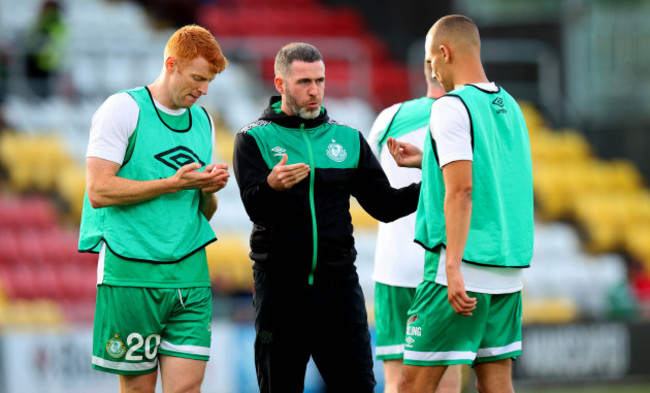 stephen-bradley-speaks-with-rory-gaffney-and-graham-burke-before-the-game