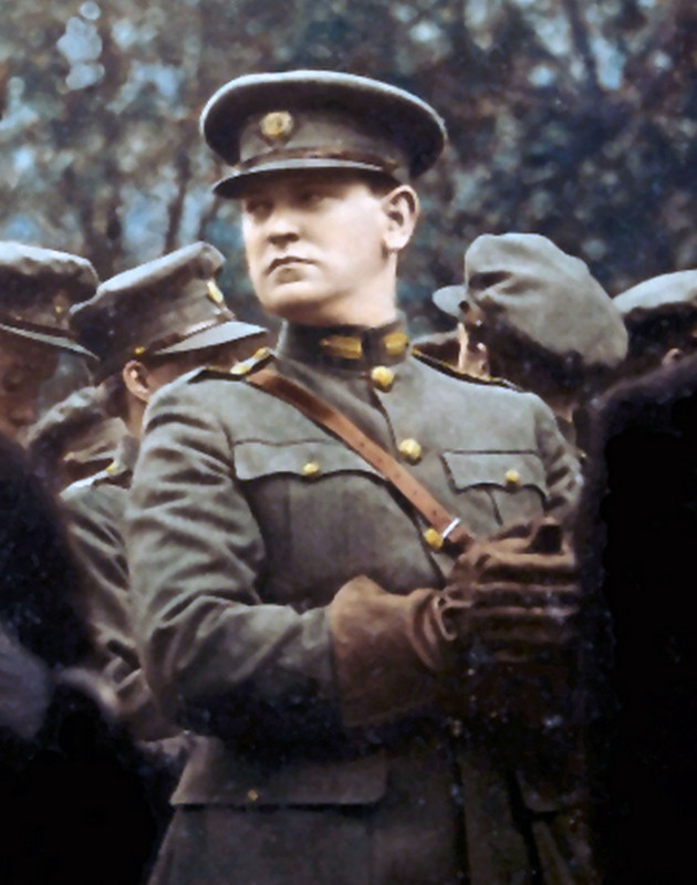 michael-collins-1890-1922-irish-revolutionary-leader-at-funeral-of-arthur-griffin-dublin-16-august-1922-see-description-below