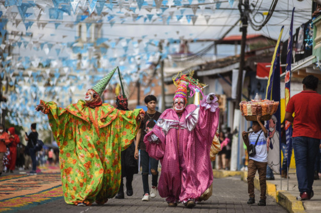 teocelo-mexico-15th-aug-2022-traditional-dancers-from-teocelo-veracruz-prepare-to-dance-at-the-feast-of-the-ascension-of-mary-in-mexico-credit-image-hector-adolfo-quintanar-perezzuma