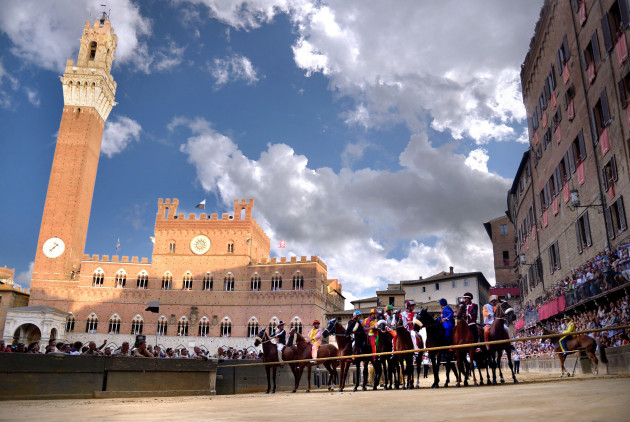 siena-16-august-2022-palio-di-siena-postponed-to-tomorrow-due-to-a-violent-storm-the-edition-of-the-assumption-moved-to-tomorrow-at-7pm-due-to-the-rain-that-hit-piazza-del-campo