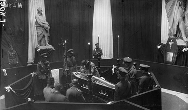 51-sean-collins-beside-the-coffin-of-his-brother-michael-collins