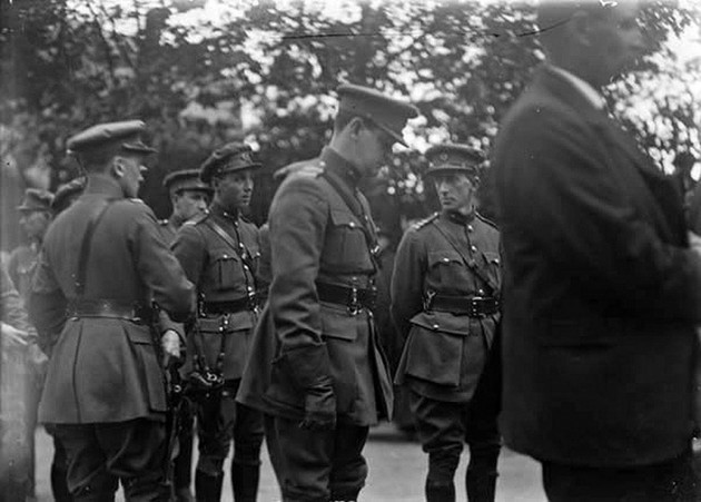 michael-collins-risteard-mulcahy-glasnevin-cemetery-at-the-funeral-of-arthur-griffith