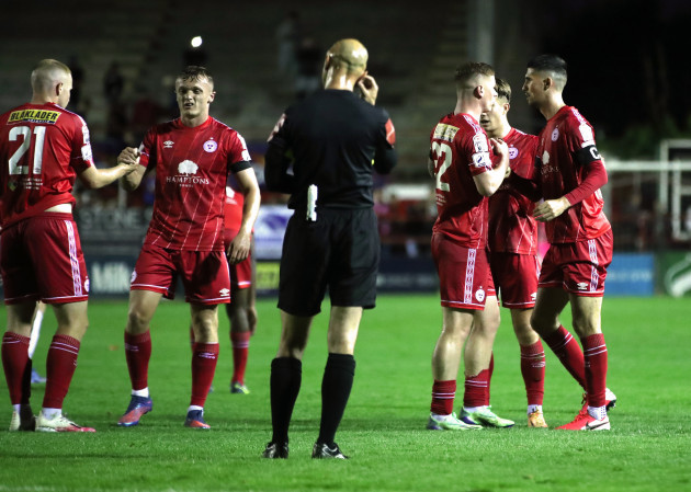 shelbourne-players-after-the-game
