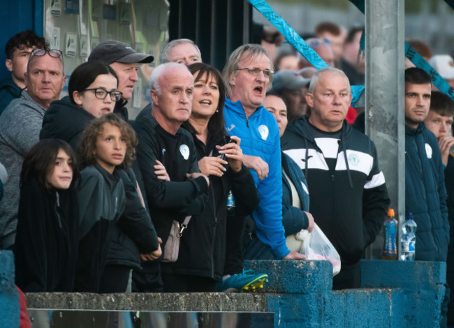 ollie-horgan-watches-with-supporters