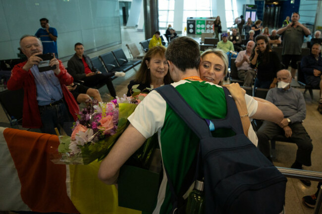 mark-english-hugs-his-sister-michelle