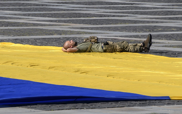 kyiv-ukraine-24th-aug-2022-a-ukrainian-soldier-lies-on-the-national-flag-in-kyiv-during-ukraines-independence-day-amid-the-russian-invasion-of-ukraine-on-wednesday-august-24-2022-photo-by-vlad