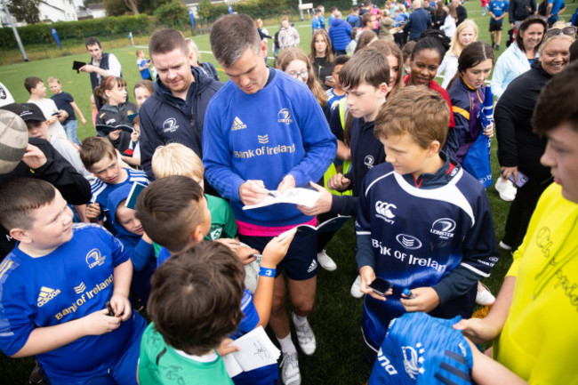 johnny-sexton-signs-autographs-for-fans-during-the-meet-and-greet