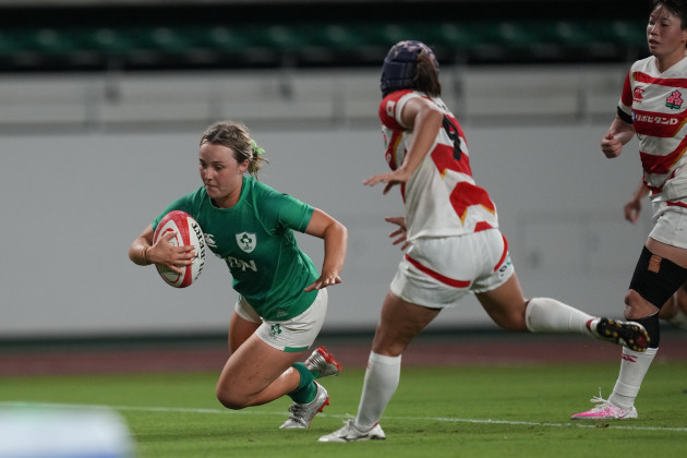 aoife-dalton-runs-in-for-a-try
