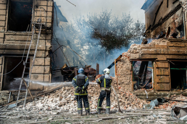 slovyansk-ukraine-26th-aug-2022-rescue-workers-extinguish-a-fire-caused-from-overnight-shelling-at-the-slovyansk-chemical-mechanical-college-as-the-war-continues-towns-in-the-donabs-region-of-uk