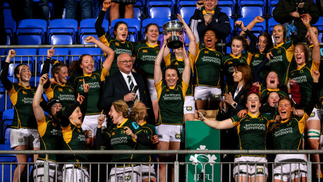 niamh-byrne-lifts-the-trophy-for-railway-union