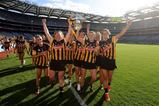 kilkenny-players-celebrates-with-the-o-duffy-cup