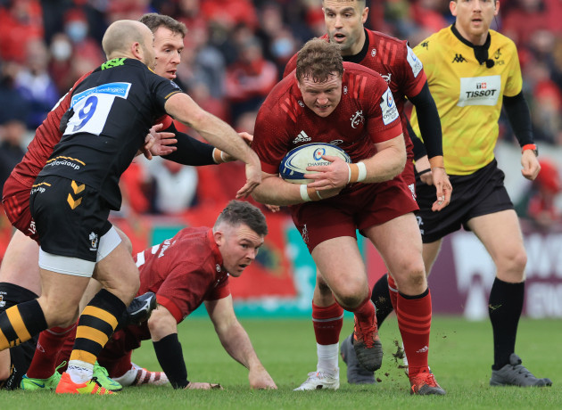 munsters-stephen-archer-is-tackled-by-wasps-dan-robson