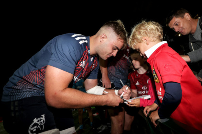 alex-kendellen-signs-autographs-after-the-game