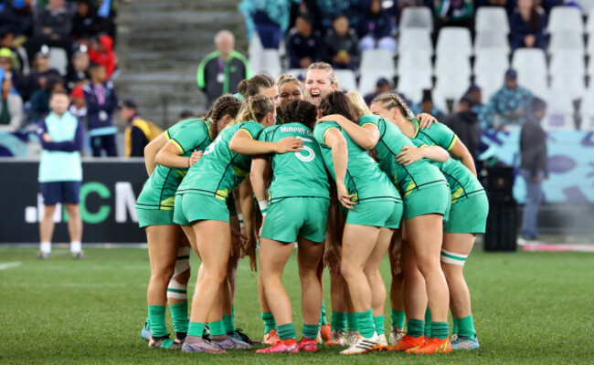 brittany-hogan-cheers-ahead-of-the-game