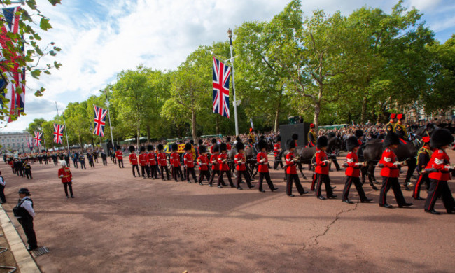 london-england-uk-14th-sep-2022-the-coffin-of-queen-elizabeth-ii-draped-in-the-royal-standard-with-the-imperial-state-crown-placed-on-top-is-carried-on-a-horse-drawn-gun-carriage-of-the-kings