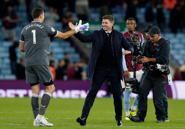 birmingham-england-16th-september-2022-steven-gerrard-manager-of-aston-villa-thanks-his-goalkeeper-emiliano-martinez-of-aston-villa-during-the-premier-league-match-at-villa-park-birmingham-pictu