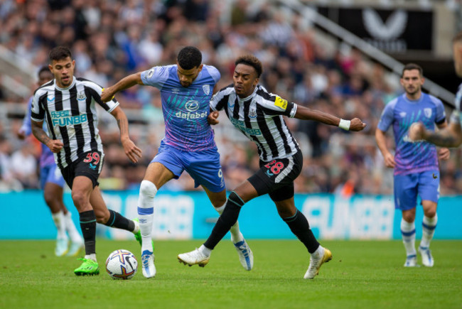 17th-september-2022-st-james-park-newcastle-upon-tyne-england-epl-premier-league-football-newcastle-united-versus-bournemouth-dominic-solanke-of-bournemouth-holds-off-the-challenge-of-joe-willoc