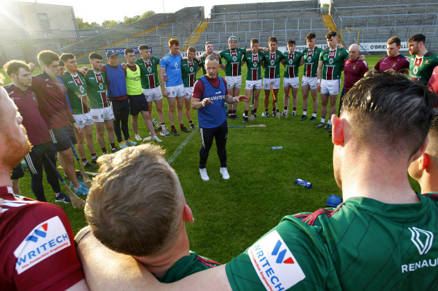 joe-fortune-talks-to-the-westmeath-squad-at-full-time