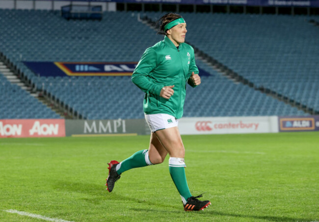 lindsay-peat-leads-her-team-out