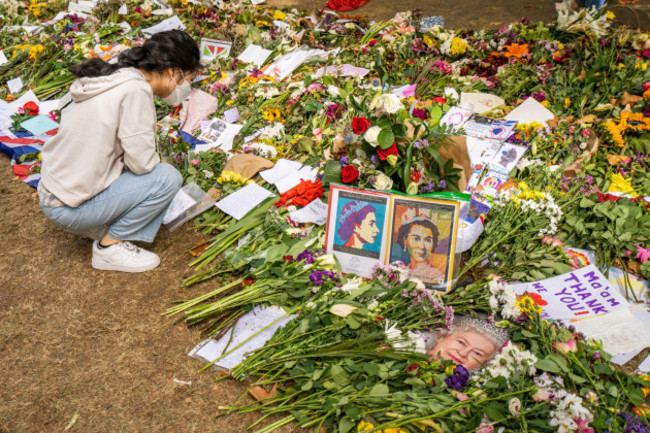 london-uk-20-september-2022-flowers-and-messages-of-condolence-and-sympathy-by-members-of-the-public-are-placed-as-tribute-to-queen-elizabeth-ii-in-green-park-on-monday-19-september-the-queens-c