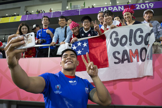 saitama-japan-24th-sep-2019-samoas-michael-alaalatoa-ポーズ-for-a-selfie-with-supporters-after-end-the-rugby-world-cup-2019-pool-a-match- between- russia-and-samoa-at-kumagaya-rugby-stadium-near