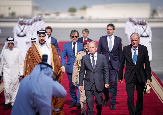 doha-qatar-25th-sep-2022-german-chancellor-olaf-scholz-spd-is-received-at-doha-airport-by-mohammed-bin-hamad-bin-quassim-al-thani-l-minister-of-trade-and-industry-of-the-state-of-qatar-claud