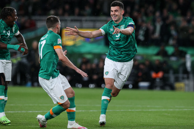 John Egan celebra marcar los goles de su equipo con Jason Knight