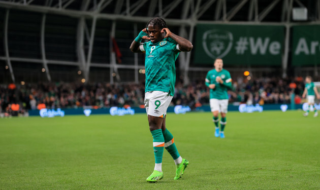 Michael Obafemi celebra marcar el segundo gol de su equipo