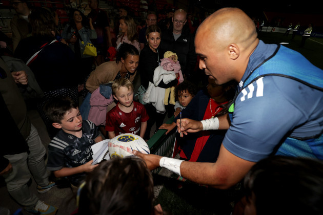 simon-zebo-signs-autographs-after-the-game