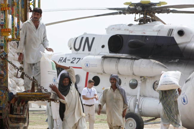 loading-a-wfp-helicopter-with-food-retra-pakistan