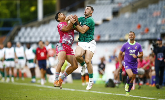 andrew-smith-competes-for-a-high-ball