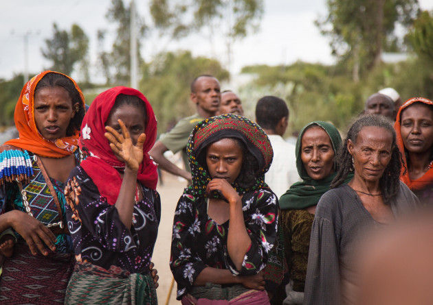 ethiopian-people-waiting-at-a-food-distribution-centre-between-alamata-and-hujira-semien-wollo-zone-woldia-ethiopia